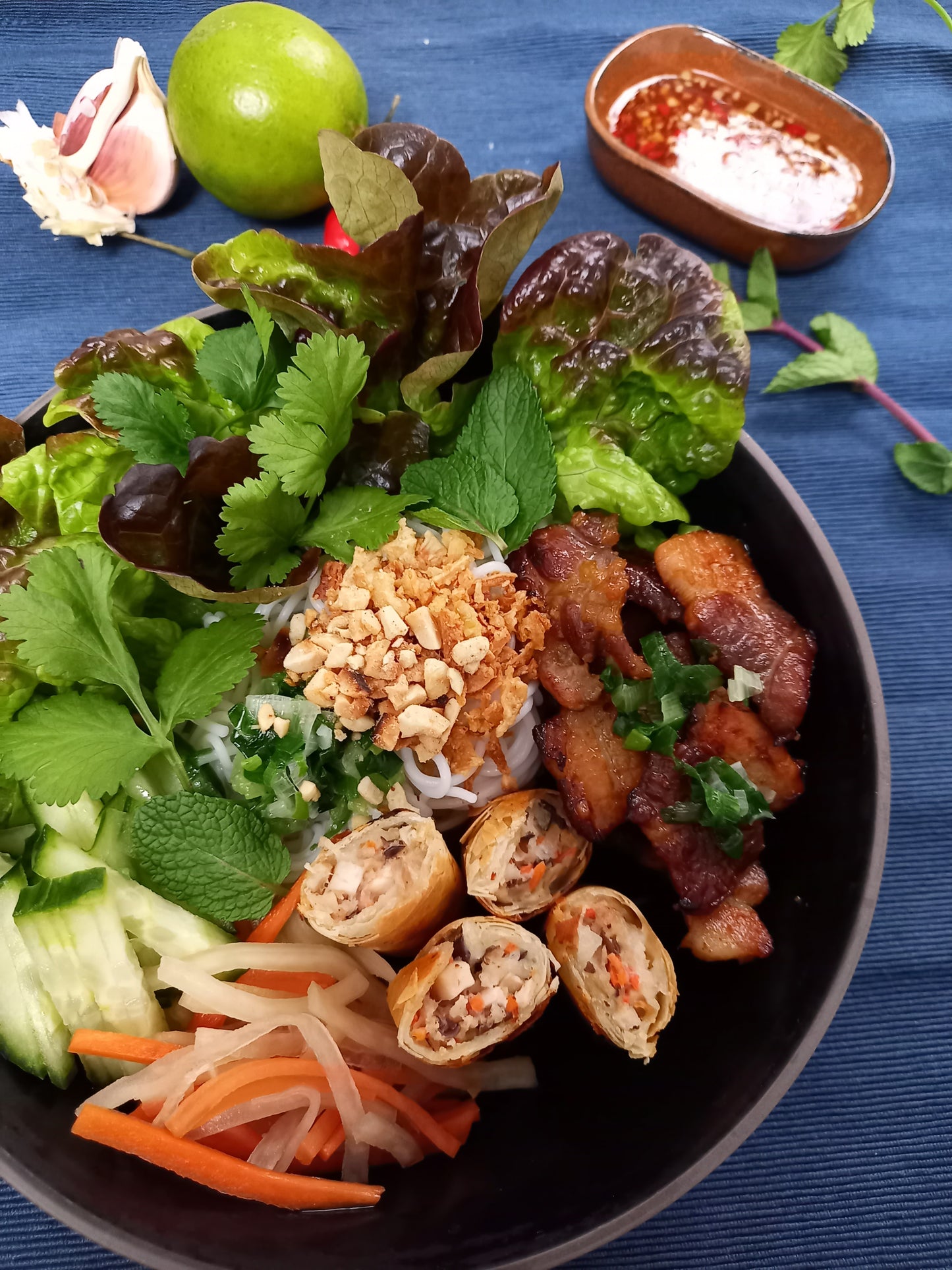 Bún Thịt Nướng Chả Giò - Gegrild varkensvlees en gebakken loempia's met vermicelli noedels (kid)
