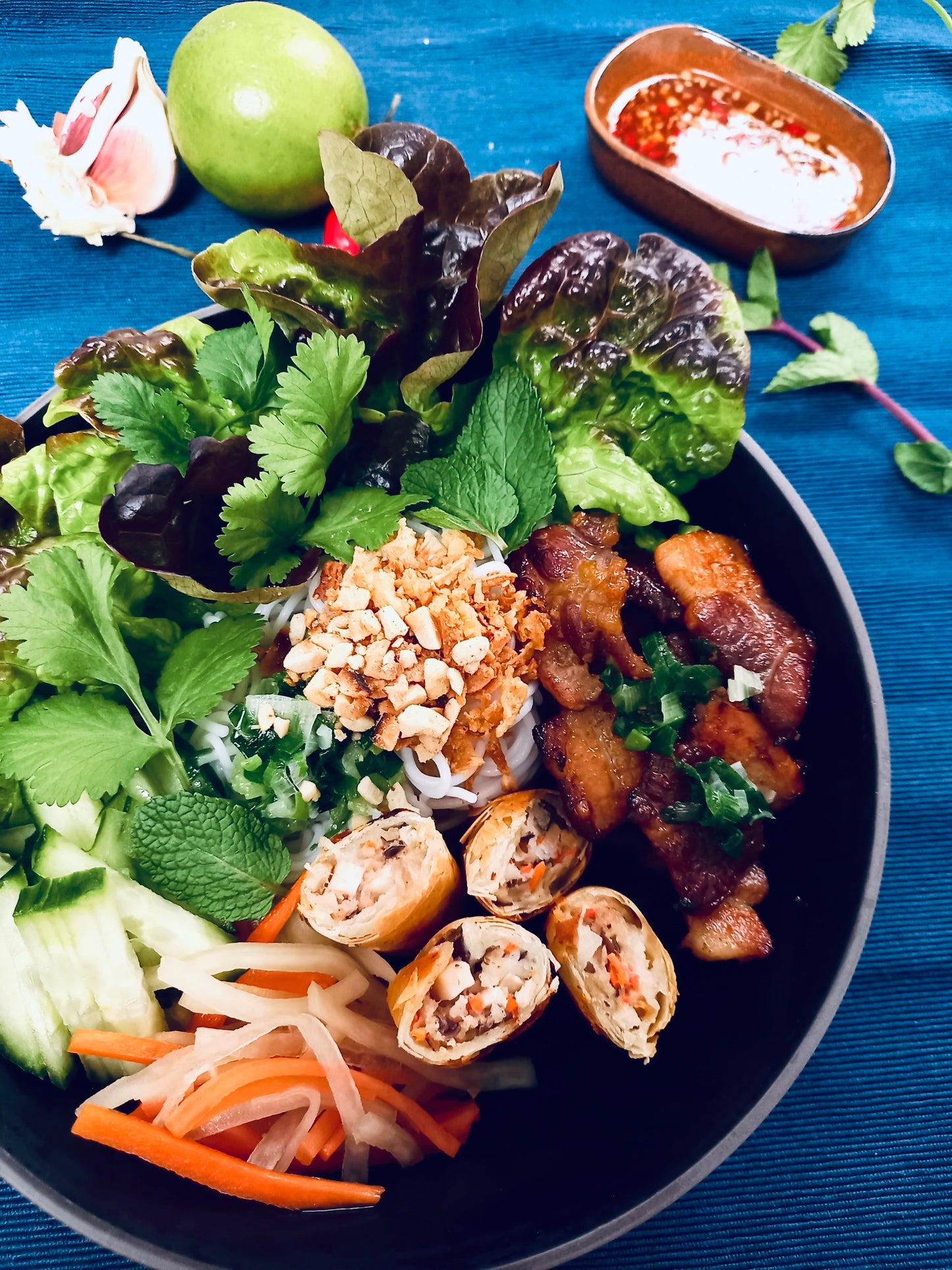 Bún Thịt Nướng Chả Giò - Gegrild varkensvlees en gebakken loempia's met vermicelli noedels (kid)