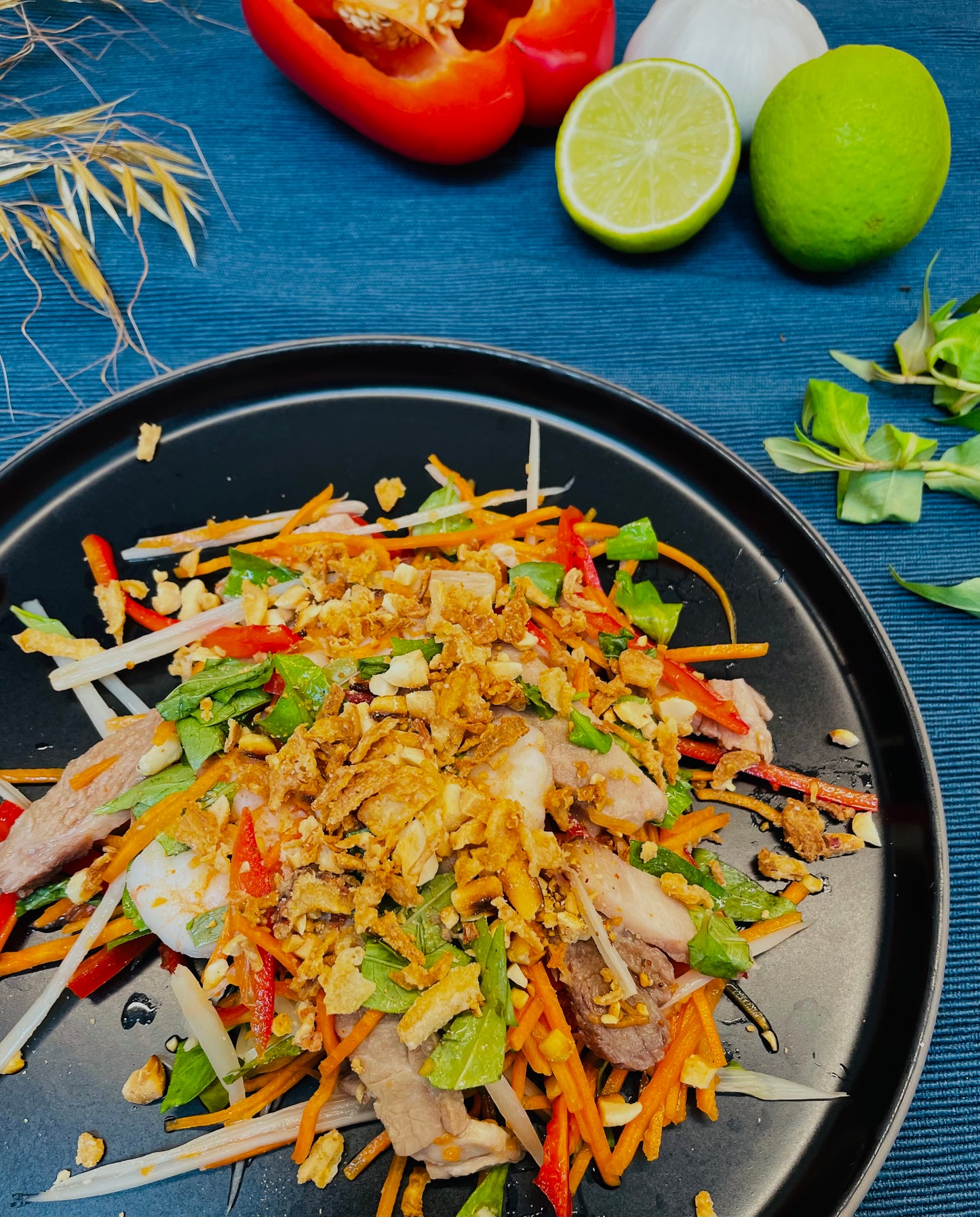 Gỏi Ngó Sen Tôm Thịt - Lotus delight salade met kroepoek